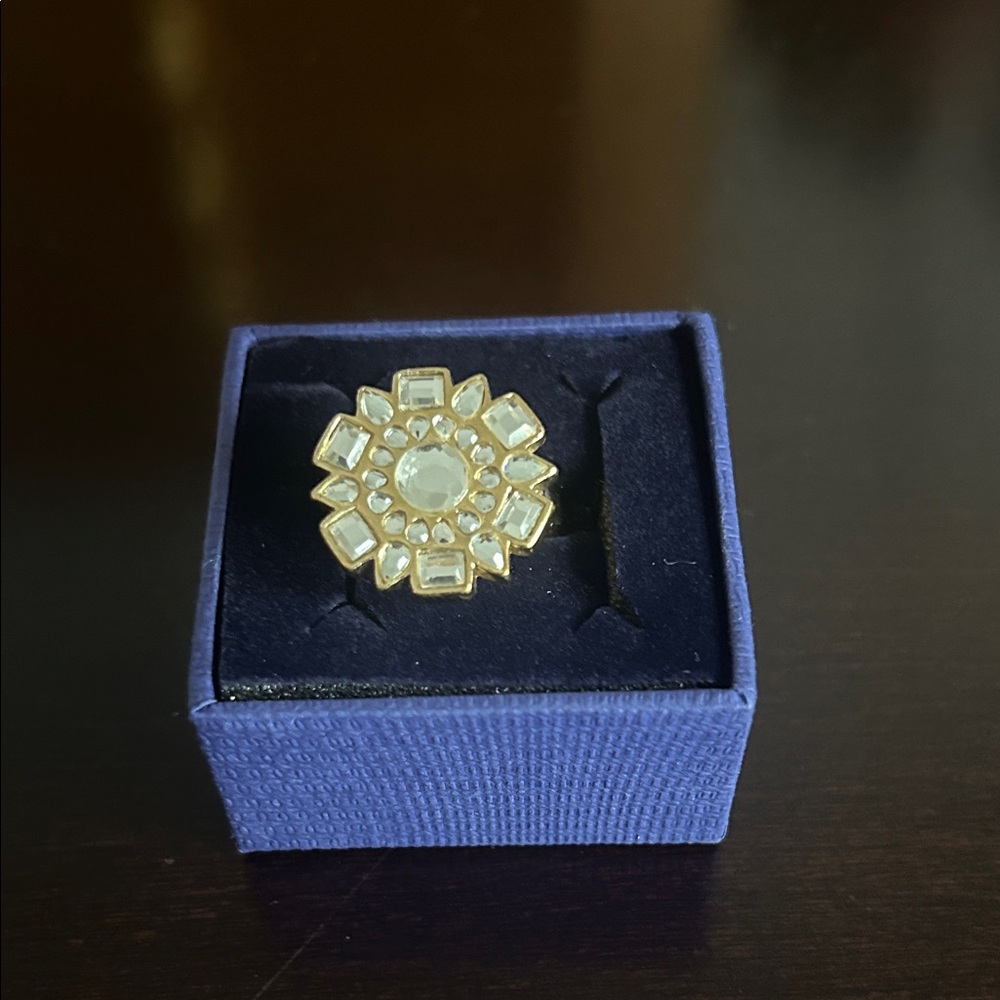 Elegant Gold-Tone Floral Ring